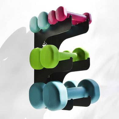Een Europees ontworpen wandhouder van moderne koolstofstalen halsters biedt plaats aan drie paar dumbbells in roze, groen en blauw tegen een witte achtergrond.