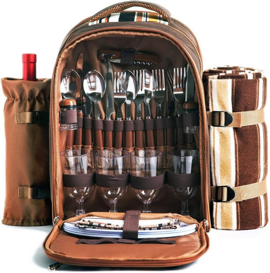 De "Picknickrugzak voor 4 personen voor het ultieme picknickplezier" is inclusief bestek, wijnglazen, borden en een fles rode wijn. Het luxe ontwerp heeft een opgerolde gestreepte deken aan de zijkant voor een elegante eetervaring in de buitenlucht.
