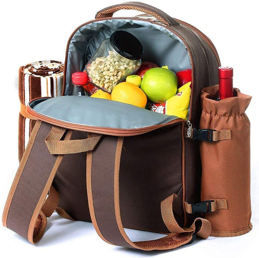Open de Picknickrugzak voor 4 personen en vind fruit, een potje noten, snacks, een opgerolde deken en een fles in de zijhouder. Deze tas heeft een bruin en beige luxe ontwerp met verstelbare banden, perfect voor het dragen van premium picknickbenodigdheden.