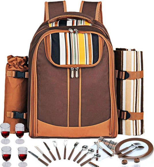De "Picknickrugzak voor 4 personen voor het ultieme picknickplezier" is een bruine picknickrugzak met gestreepte accenten, voorzien van premium picknickbenodigdheden zoals bestek, borden, glazen, een wijnzakje en een dekentje netjes uitgestald vooraan.