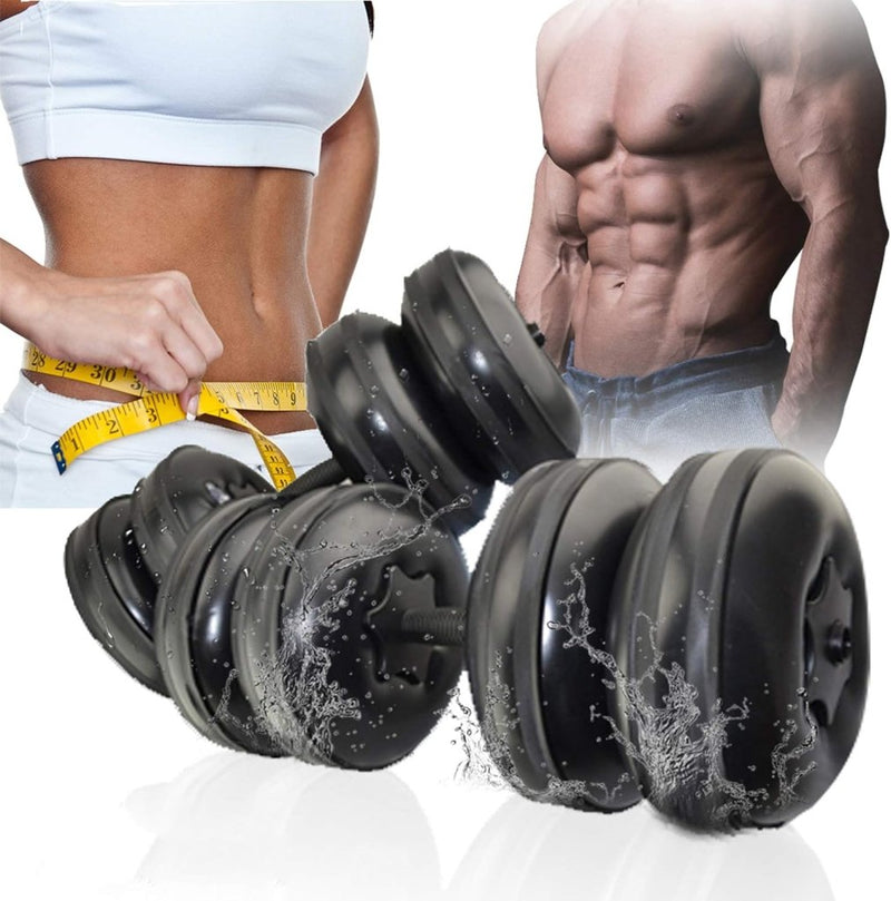 Load image into Gallery viewer, Een fitnessconceptafbeelding toont een vrouw die haar taille meet, de gespierde torso van een man en met water bespat Ultieme waterhalterset-halters op de voorgrond: perfect voor thuis of op reis!.
