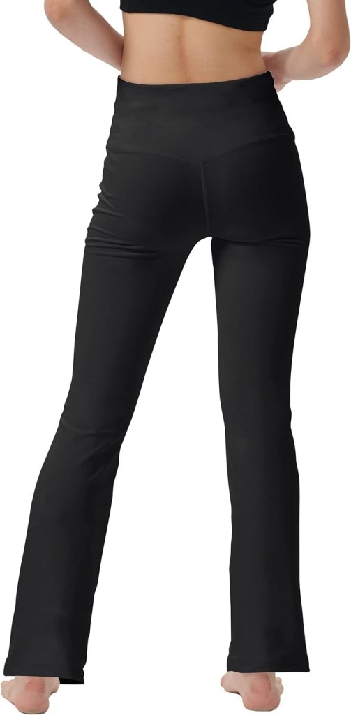 Laad afbeelding in Galerijviewer, Persoon die een yogabroek voor vrouwen draagt: Perfecte buikcontrole en comfort, zwart, vanaf de achterkant gezien, blootsvoets staand op een witte achtergrond.
