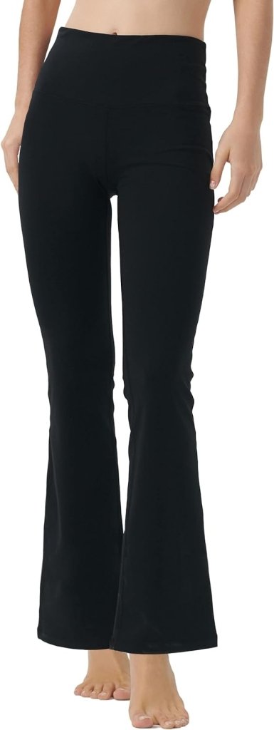 Laad afbeelding in Galerijviewer, Een persoon staat op blote voeten tegen een effen achtergrond en draagt de Yogabroek voor vrouwen: Perfecte buikcontrole en comfort in het zwart met hoge taille en uitlopende pijpen.
