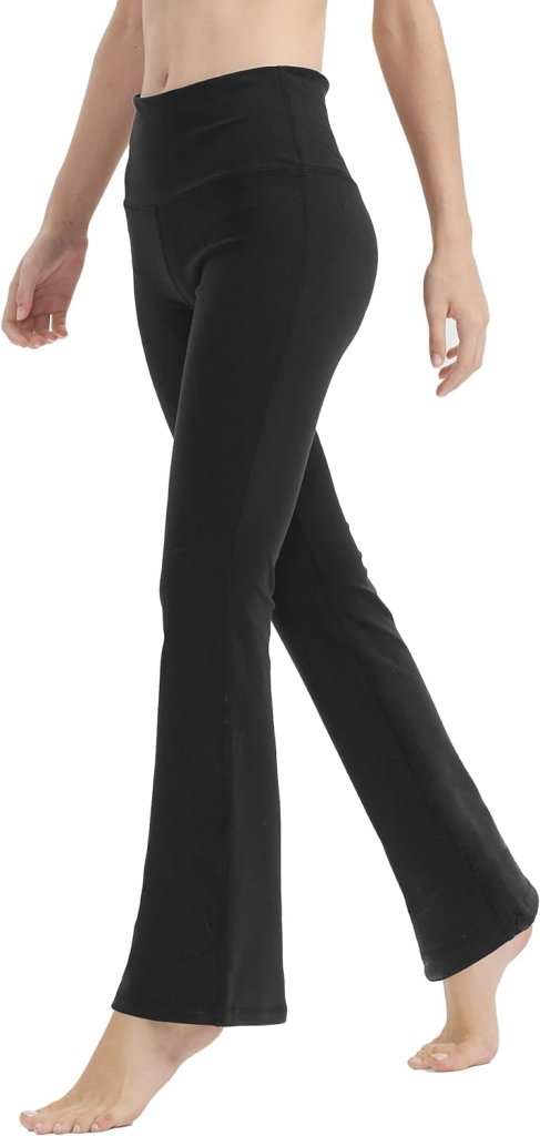 Laad afbeelding in Galerijviewer, Iemand die blootsvoets wandelt in een zwarte yogabroek voor vrouwen: Perfecte buikcontrole en comfort.
