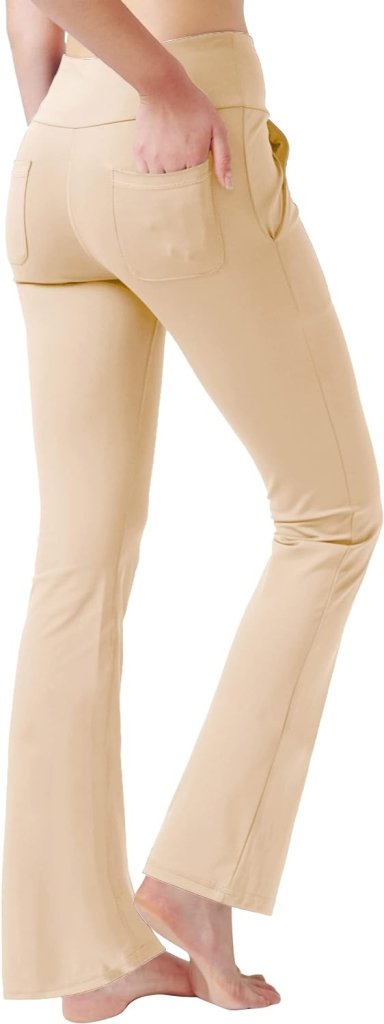 Laad afbeelding in Galerijviewer, Een persoon die de Yogabroek voor vrouwen in de kleur bruin draagt, met een hoge taille en uitlopend design, staat op blote voeten met één hand in de achterzak, moeiteloos stijlvol.

