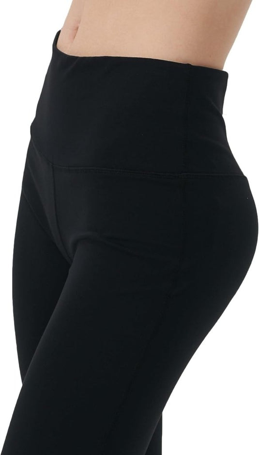 Zijaanzicht van een persoon die de Yoga broek voor vrouwen: Perfecte buikcontrole en comfort in het zwart draagt, met uitstekende buikcontrole in de taille en heupen tegen een effen achtergrond.