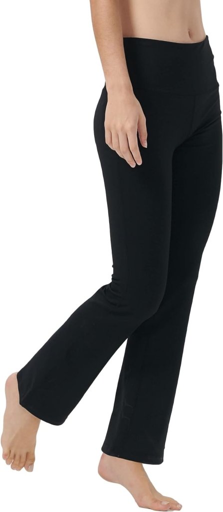 Laad afbeelding in Galerijviewer, Iemand loopt op blote voeten tegen een effen achtergrond en draagt een Yogabroek voor vrouwen voor perfecte buikcontrole en comfort.
