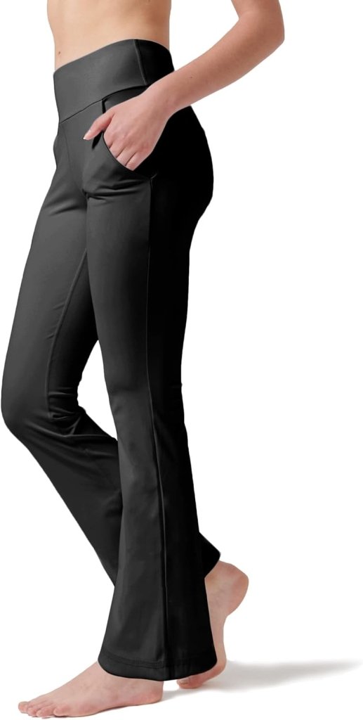 Laad afbeelding in Galerijviewer, Een persoon draagt een yogabroek voor vrouwen, perfect voor buikcontrole en comfort, en draagt zwarte hoge taille flare leggings met handen in de zakken tegen een witte achtergrond.

