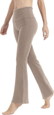 Een persoon staat tegen een witte achtergrond en draagt een yogabroek voor vrouwen met perfecte buikcontrole en comfort.