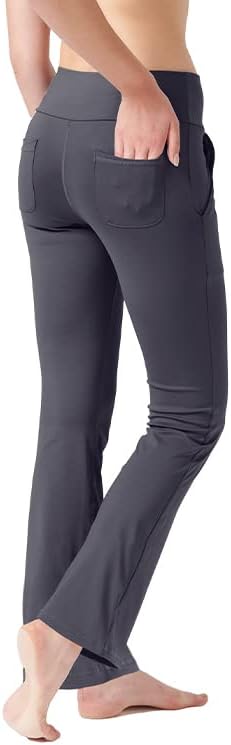 Een persoon staat blootsvoets, van achteren afgebeeld, in een donkergrijze yogabroek voor vrouwen-leggings met zakken, hoge taille en effectieve buikcontrole.