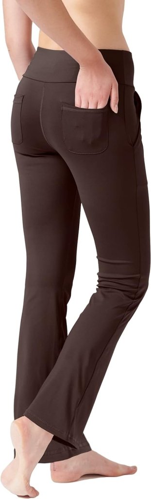 Een persoon staat blootsvoets op een witte achtergrond, gekleed in een Yoga broek voor vrouwen in bruin, met een hoge taille en achterzak voor bewegingsvrijheid en optimale buikcontrole.