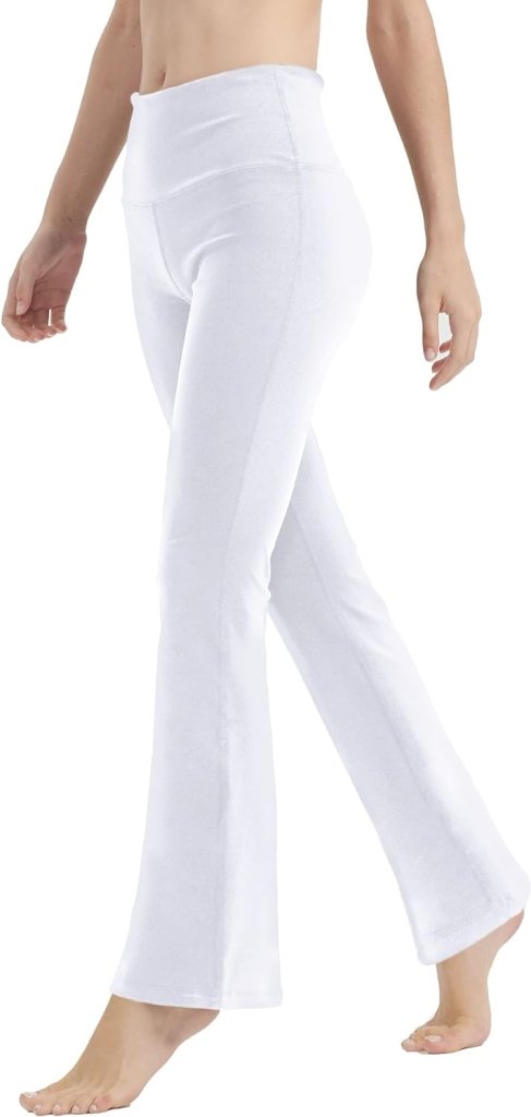 Laad afbeelding in Galerijviewer, Een persoon staat op blote voeten in een witte, hoge taille &quot;Yoga broek voor vrouwen: perfecte buikcontrole en comfort&quot; met flair tegen een eenvoudige achtergrond.
