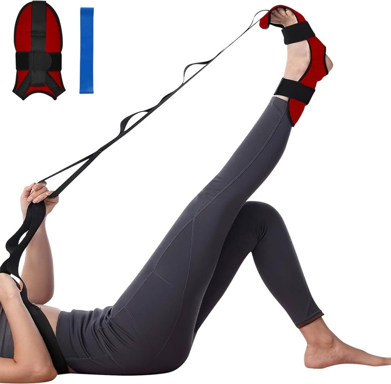Laad afbeelding in Galerijviewer, Een persoon gaat op zijn rug liggen met de Transformeer je flexibiliteit met de yoga stretchband! in rood en zwart om een been op te tillen voor meer flexibiliteit. In de buurt wachten een blauwe weerstandsband en riem—een perfecte combinatie om blessures te voorkomen.
