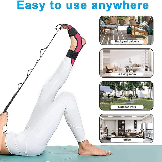 Een persoon draagt een witte legging en gebruikt de oefening "Stretch je grenzen met de yoga stretch riem" om zijn flexibiliteit op een mat te vergroten. Dit is te zien op vier afbeeldingen: een balkon in de achtertuin, een woonkamer, een park en een kantoor.