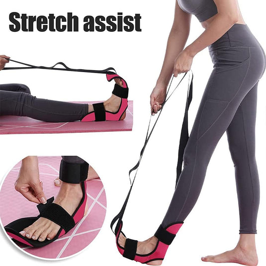 Een persoon gebruikt de "Stretch je grenzen met de yoga stretching riem" met een zwarte band met roze voetlussen op een roze mat, getoond in full body en close-up views, verbetert de flexibiliteit en biedt pijnverlichting. Ideaal voor diepe yoga stretch routines.