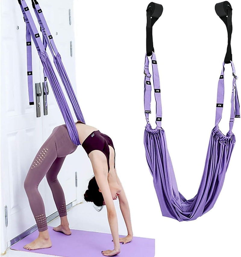 Load image into Gallery viewer, Met de &quot;Verbeter je flexibiliteit met de beste yogariem&quot; voert iemand een omgekeerde houding uit op een paarse aerial yogahangmat die aan een deur is bevestigd. Dit benadrukt de veelzijdige rol van de riem bij het verbeteren van de flexibiliteit.
