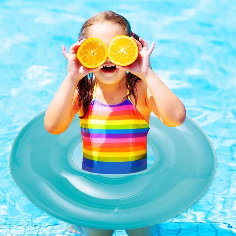 Laad afbeelding in Galerijviewer, Een kind in een regenboogbadpak houdt oranje helften voor de ogen terwijl het in een zwembad staat met de tekst &quot;Stralende zwemervaring met onze transparante zwemring!.
