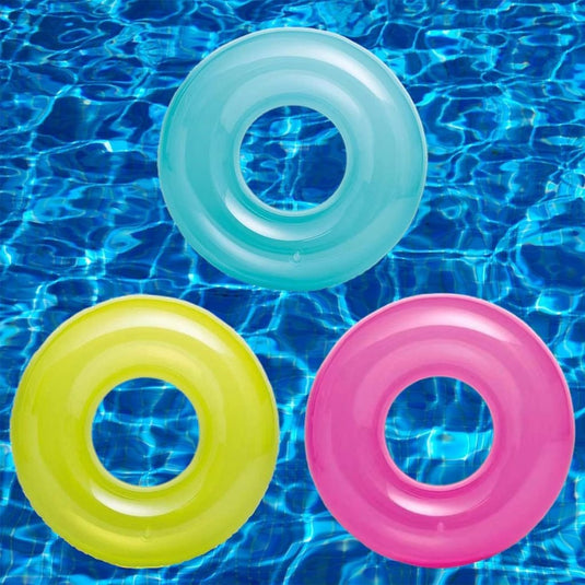 De Stralende zwemervaring met onze transparante zwemring, verkrijgbaar in blauw, geel en roze met een fluorescerend ontwerp, drijft sierlijk op helderblauw zwembadwater.