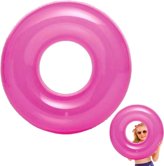 Op de transparante zwemband van Stralende Zwemervaring, gemaakt van milieuvriendelijk PVC, staat een kleinere afbeelding van een jong meisje met een zonnebril en een haarband, die dezelfde felroze opblaasbare band vasthoudt.
