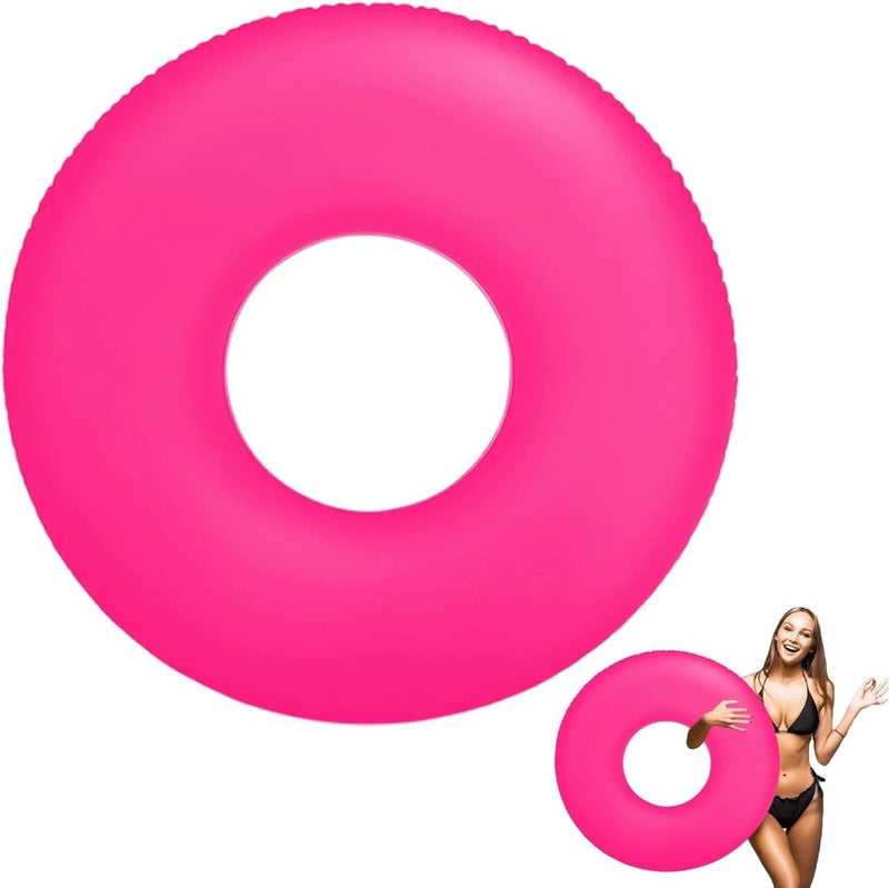 Laad afbeelding in Galerijviewer, Een persoon in een zwarte bikini houdt de &quot;Stralende zwemervaring met onze transparante zwemring!&quot; grote roze opblaasbare zwemring gemaakt van milieuvriendelijk PVC.
