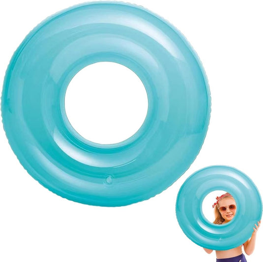 Een turquoise opblaasbare zwemband van milieuvriendelijk PVC, met een doorzichtig gat in het midden. Inzet toont een jong meisje met zonnebril die de "Stralende zwemervaring met onze transparante zwemring! vasthoudt.