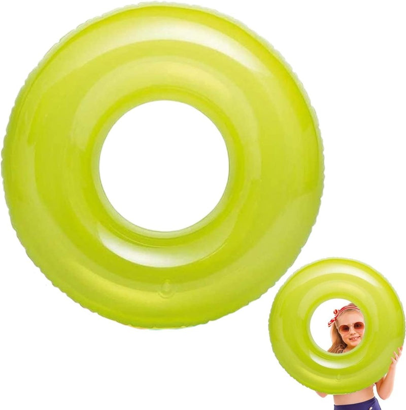Laad afbeelding in Galerijviewer, Een klein meisje houdt speels onze felgroene opblaasbare zwemring vast, gemaakt van milieuvriendelijk PVC, en toont daarmee een &quot;Stralende zwemervaring met onze transparante zwemring!.
