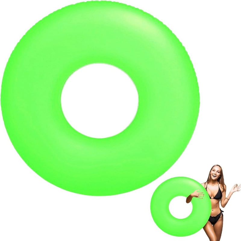 Laad afbeelding in Galerijviewer, Een grote, felgroene opblaasbare zwemband van milieuvriendelijk PVC met een vrouw in een zwarte bikini die een kleinere versie vasthoudt en lacht. Ervaar een stralende zwempartij met onze transparante zwemband!.
