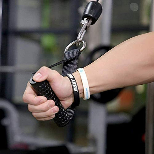 Close-up van een hand die de Trainvullend met de fitness handgrepen kabelgrepen vasthoudt in de sportschool. Dit laat een comfortabele grip zien die uw trainingservaring verbetert.