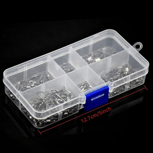 De "Upgrade jouw viservaring met hengelwervels met kogellagers" is een plastic organizerbox met een blauwe sluiting, voorzien van kleine metalen visclips in aparte compartimenten van 12,7 cm/5 inch, die zorgen voor soepele rotatie en vaste lijnverdraaiing voor optimaal vissen.