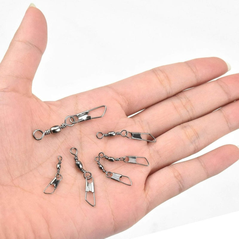 Load image into Gallery viewer, Een hand toont verschillende &quot;Upgrade jouw viservaring met hengelwervels met kogellagers&quot; met karabijnhaken op een open handpalm tegen een witte achtergrond, wat een soepele rotatie en minder lijnverdraaiing bevordert.
