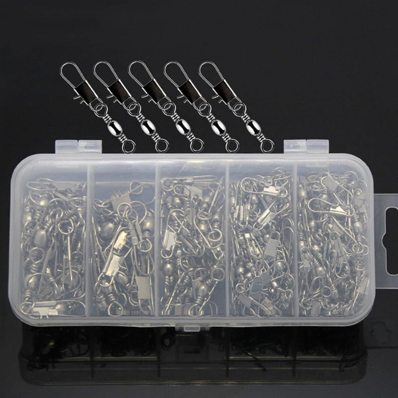 Load image into Gallery viewer, Het product, &quot;Verbeter je vangst met onze 100 stuks vissen wartels,&quot; wordt geleverd in een plastic doos met compartimenten voor diverse metalen viswartels en karabijnhaken, wat zorgt voor een stabiele verbinding. Het bevat ook vijf grotere haken voor uw gemak.
