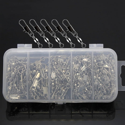 Het product, "Verbeter je vangst met onze 100 stuks vissen wartels," wordt geleverd in een plastic doos met compartimenten voor diverse metalen viswartels en karabijnhaken, wat zorgt voor een stabiele verbinding. Het bevat ook vijf grotere haken voor uw gemak.