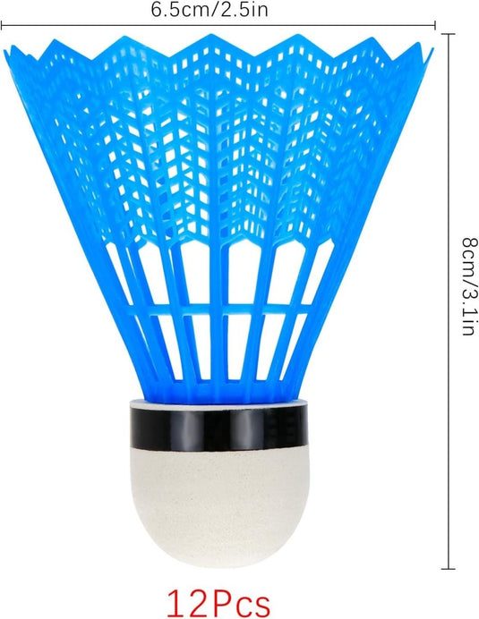 Plastic badminton shuttles in het blauw met een witte basis, ontworpen voor precisie en duurzaamheid, zijn 8 cm hoog en 6,5 cm in diameter. De verpakking van 12 is ideaal voor verschillende vaardigheidsniveaus en perfect voor recreatief gebruik.