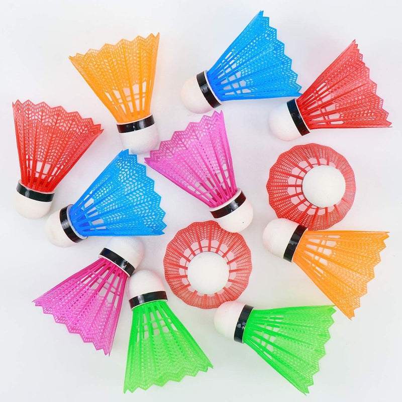 Load image into Gallery viewer, Plastic badminton shuttles van &quot;de perfecte keuze voor recreatief gebruik&quot; zijn in een cirkel gerangschikt, wat hun precisie en duurzaamheid laat zien. Ze hebben levendige rode, blauwe, groene, roze en oranje punten met een stevige witte basis.
