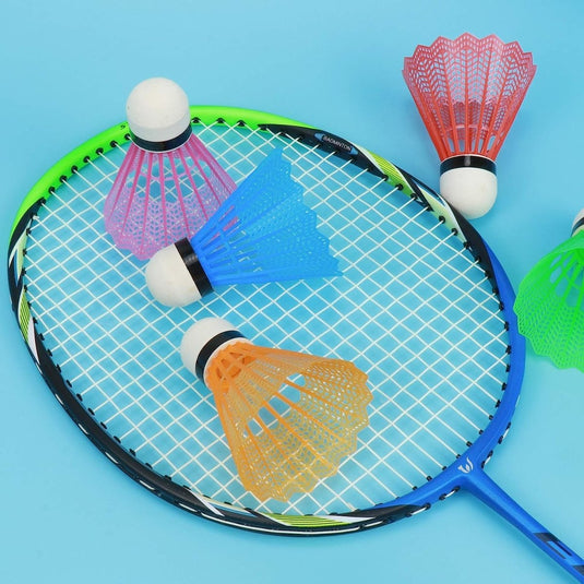 Een badmintonracket ligt op een blauw oppervlak, omringd door kleurrijke plastic badmintonshuttles – roze, blauw, oranje, groen en rood – wat de nadruk legt op ‘Plastic badmintonshuttles: de perfecte keuze voor recreatief gebruik.