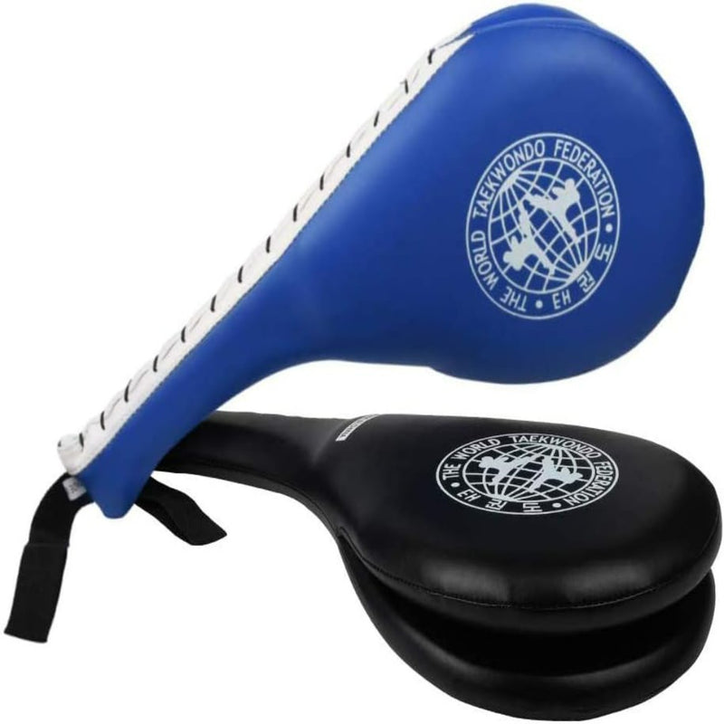 Laad afbeelding in Galerijviewer, De Ultieme training met kickbox boks pads voor de jeugd bestaat uit twee Taekwondo trappeddels, één blauw en één zwart, met het logo van de World Taekwondo Federation, ideaal voor jonge atleten in vechtsporten jeugd om hun techniek te verfijnen.
