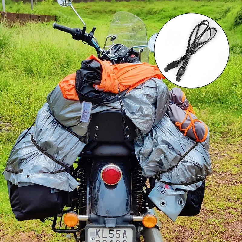 Laad afbeelding in Galerijviewer, Een motorfiets, volgeladen met kampeeruitrusting, is afgedekt met een zilverkleurig, waterdicht zeil, vastgemaakt met &#39;Snelbinders voor veiligheid en gemak in één&#39;, met rechtsboven een inzet van een afbeelding van elastieken.
