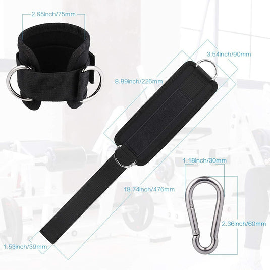 Enkelbandje van zwart neopreen met metalen ringen en karabijnhaak, gedetailleerd in inches en millimeters. Op de achtergrond zijn fitnessapparatuur te zien, zoals een kabelmachine. Product: Train je benen effectief en comfortabel met onze enkelbandjes voor kabelmachine.