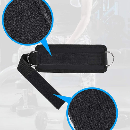 Zwarte neopreen enkelbanden met klittenbandsluiting en D-ringen, met gedetailleerde close-ups van de textuur van het materiaal. Gymomgeving met kabelmachine en fitnessapparatuur wazig op de achtergrond voor Train je benen effectief en comfortabel met onze enkelbanden voor kabelmachine.