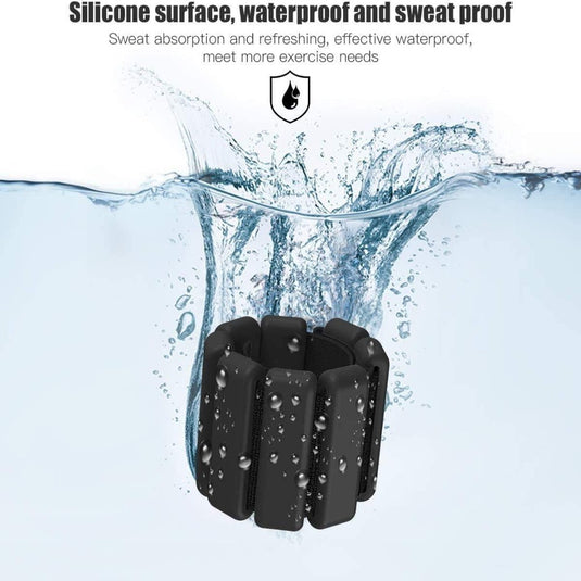 De zwarte waterdichte, siliconen smartwatchband is ondergedompeld in water, wat het zweetbestendige ontwerp benadrukt - perfect voor mensen met sterke spieren die duurzaamheid en geschiktheid zoeken tijdens intensieve trainingen. Verbeter uw routine met "Versterk je training met verstelbare enkelgewichten!.
