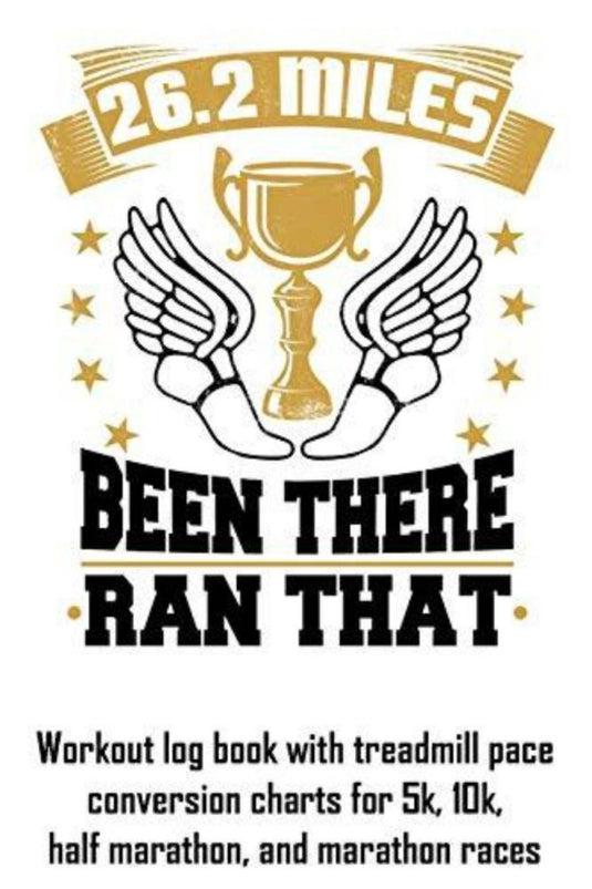 Een illustratie van een gouden trofee met vleugels, sterren en de tekst "26.2 Miles, Been There Ran That" siert het trainingslogboek met de naam "26.2 Miles Been There Ran That: Trainingslogboek met omrekentabellen voor loopbandtempo", dat is ontworpen om fitnessdoelen voor verschillende raceafstanden bij te houden.