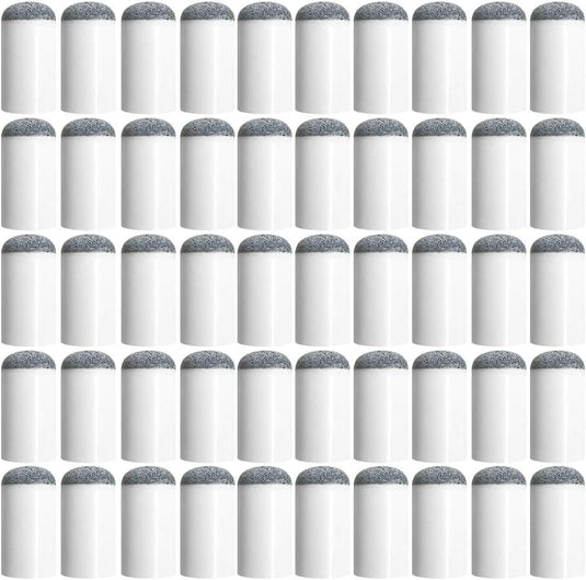 Rijen identieke witte cilindervormige voorwerpen met grijze toppen zijn gerangschikt in een rasterpatroon, dat doet denken aan "Slijp je biljartprestaties met deze schuif pomerans.
