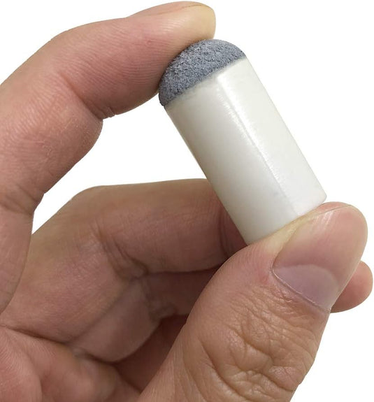 Een hand houdt een wit cilindervormig voorwerp vast met een grijze, getextureerde punt, vergelijkbaar met de "Slijp je biljartprestaties met deze schuif pomerans.