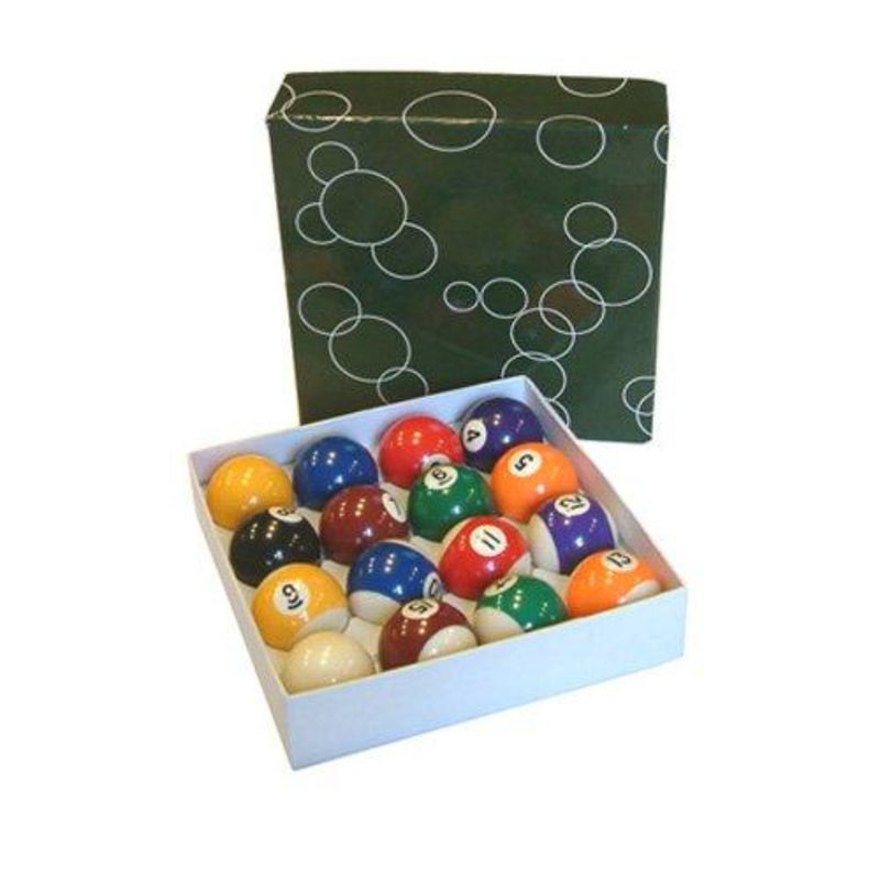 Load image into Gallery viewer, Het &quot;Til je biljartspel naar een hoger niveau met deze premium Amerikaanse biljartballenset!&quot; Inclusief een doos met diverse, genummerde biljartballen in een groene doos met witte cirkelpatronen.
