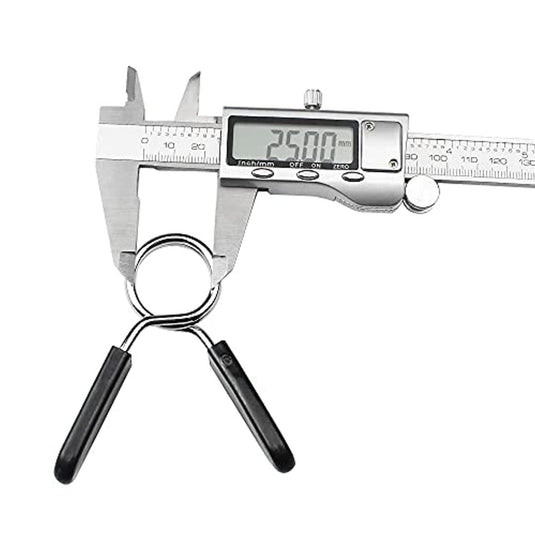 Een digitale schuifmaat meet een metalen veerklem met zwarte handgrepen, met een afmeting van 25,00 mm. Perfect voor Haltersluiting 25mm, dit gereedschap zorgt voor precisie met fitnessaccessoires zoals halterklemmen.