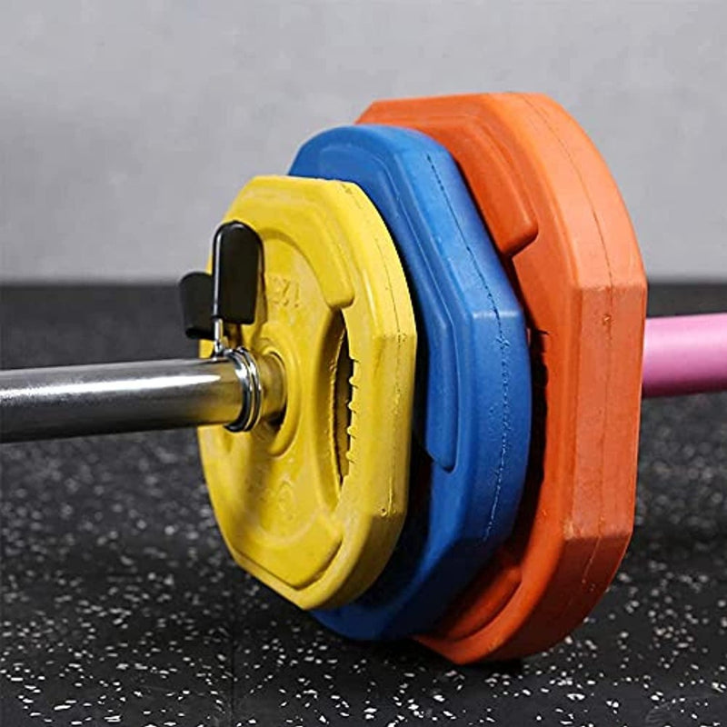 Load image into Gallery viewer, Close-up van een halterstang met gele, blauwe en oranje gewichtsschijven, vastgezet met een Haltersluiting van 25 mm op een gespikkelde sportschoolvloer. De belangrijkste fitnessaccessoires voor een veilige training met verbeterd evenwicht en coördinatie zijn goed zichtbaar.
