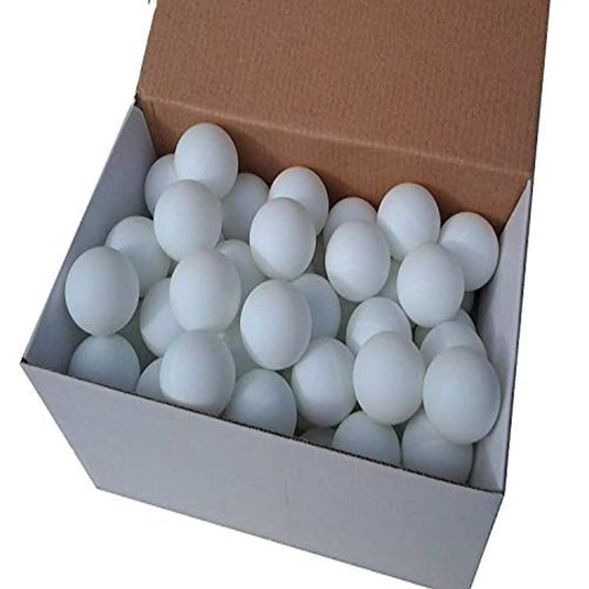 Een kartonnen doos met 75 perfecte pingpongballen van "Verhoog je je tafeltennispassie", gedeeltelijk open.