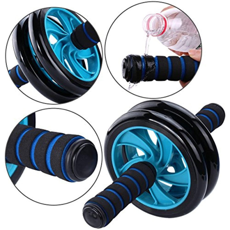 Laad afbeelding in Galerijviewer, Een close-up van de blauwe en zwarte Transformeer ab wheel heeft getextureerde handgrepen voor effectieve workouts. Inzetstukken tonen water dat over het wiel stroomt, wat de nadruk legt op het eenvoudige schoonmaken ervan: een must-have voor elke buikspiertrainer.
