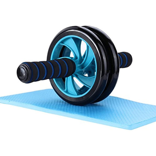 Transformeer je buikspieren met de beste blauwe en zwarte ab roller op een bijpassende blauwe mat voor een effectieve training.