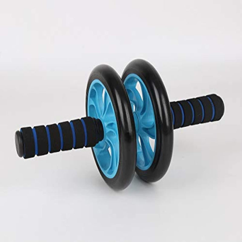 Laad afbeelding in Galerijviewer, De Transformeer je buikspieren ab roller, in de kleuren blauw en zwart, met twee wielen en met schuim beklede handgrepen, staat op een witte achtergrond en is een ideaal hulpmiddel voor effectieve core-workouts.
